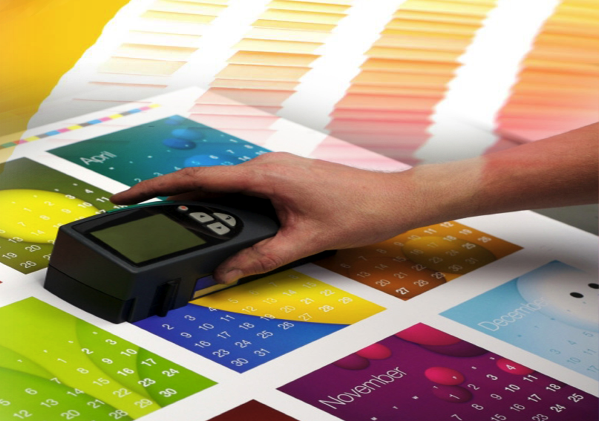 Control de color con espectrofotómetro sobre calendarios impresos